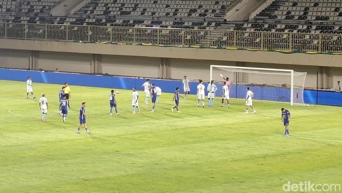 Laga PSIBS Biak vs PSIM Jogja berakhir imbang 1-1 di babak pertama. 