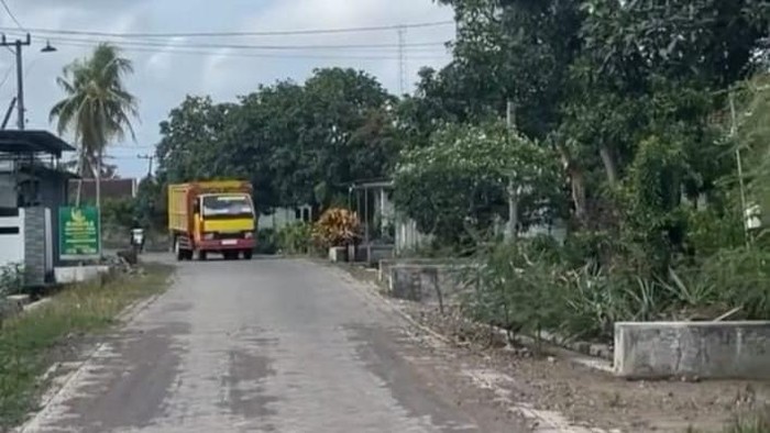 PT BSI pavingisasi Jalan Dusun Ringinagung Banyuwangi