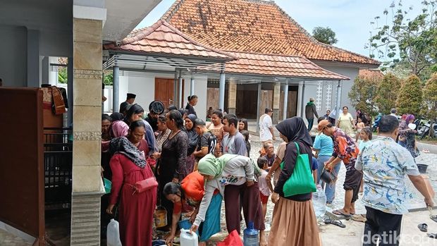 Puluhan warga bergantian menimba air di Sumur Pengantin yang ada di Masjid Pusaka Baiturrahman, Desa Dermayu, Jumat (27/2/2026). Puluhan warga bergantian menimba air di Sumur Pengantin yang ada di Masjid Pusaka Baiturrahman, Desa Dermayu, Jumat (27/2/2026).