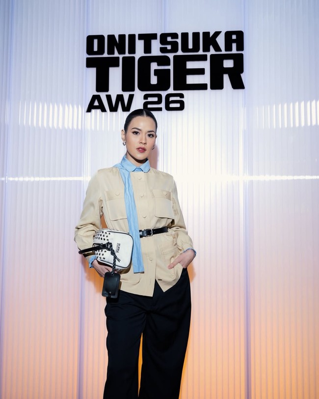 Raisa hadir di Milan Fashion Week atas undangan Onitsuka Tiger untuk menyaksikan presentasi koleksi Autumn/Winter 2026. Kehadirannya terlihat dalam beberapa momen, mulai dari area venue hingga suasana kota Milan. Foto: Instagram/@raisa6690
