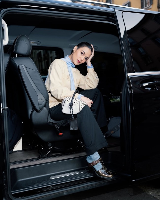 Raisa memadukan atasannya dengan celana panjang hitam berpotongan lurus. Pilihan ini membuat tampilan terlihat chic dan modern. Foto: Instagram/@raisa6690
