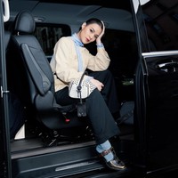 Raisa memadukan atasannya dengan celana panjang hitam berpotongan lurus. Pilihan ini membuat tampilan terlihat chic dan modern. Foto: Instagram/@raisa6690