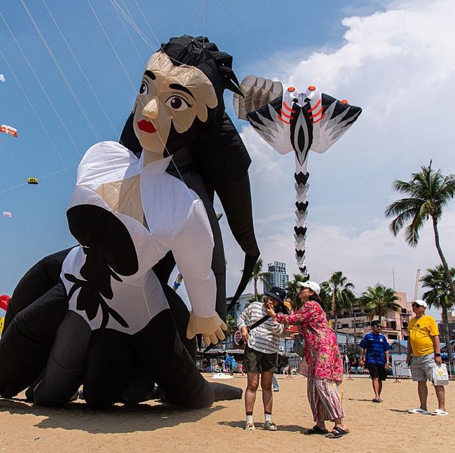 Ratusan Layang-Layang Raksasa Ramaikan Beach Pattaya International Kite 2026