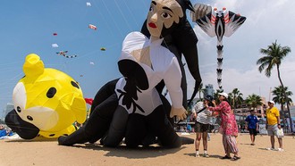 Ratusan Layang-Layang Raksasa Ramaikan Beach Pattaya International Kite 2026