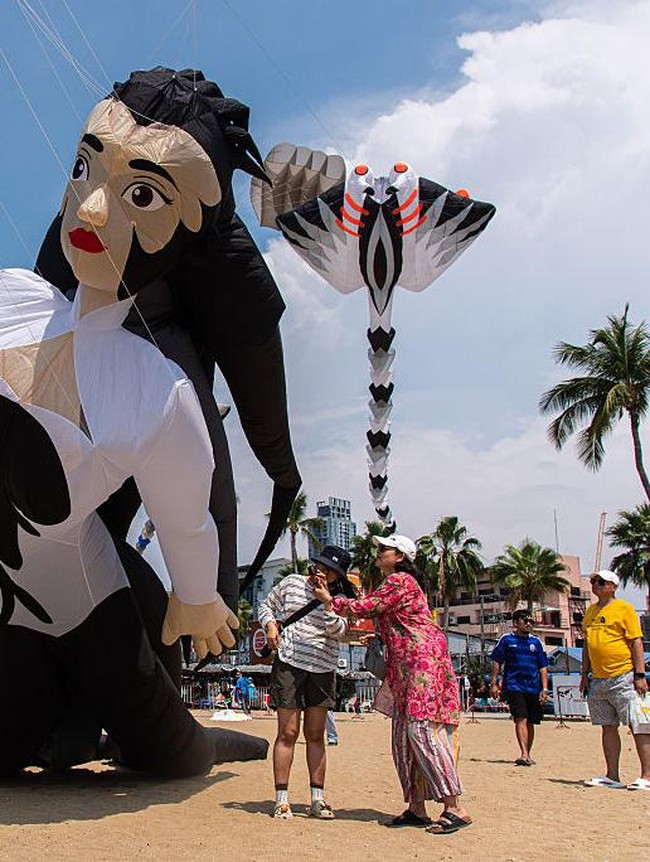 Ratusan Layang-Layang Raksasa Ramaikan Beach Pattaya International Kite 2026