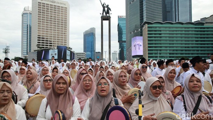 Sebanyak 1.300 pemain rebana memeriahkan pembukaan Kick Off Jakarta Ramadan Festival di Bundaran HI, Jalan MH Thamrin, Jakarta, Jumat (27/2/2026).