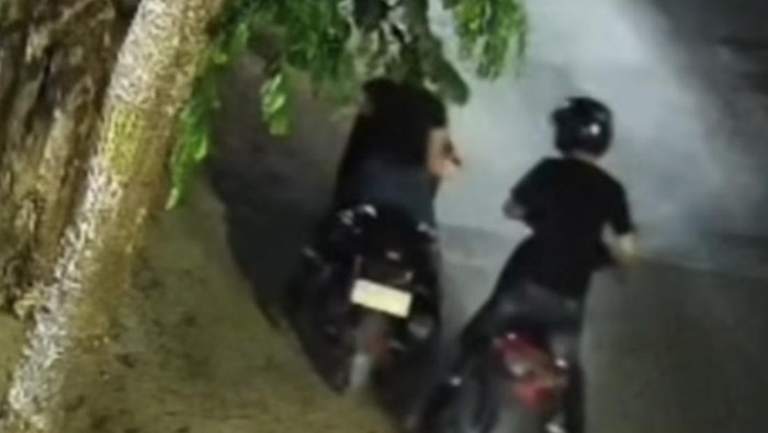 Rekaman CCV saat sejoli curi motor warga di Tanjungbalai. (Istimewa)