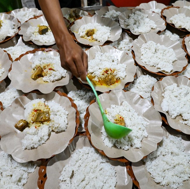 Ribuan Porsi Sahur Gratis Dibagikan di Palu Setiap Malam Ramadan