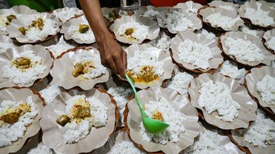 Ribuan Porsi Sahur Gratis Dibagikan di Palu Setiap Malam Ramadan