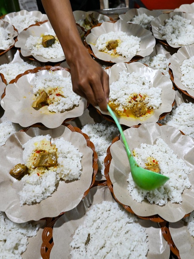 Ribuan Porsi Sahur Gratis Dibagikan di Palu Setiap Malam Ramadan