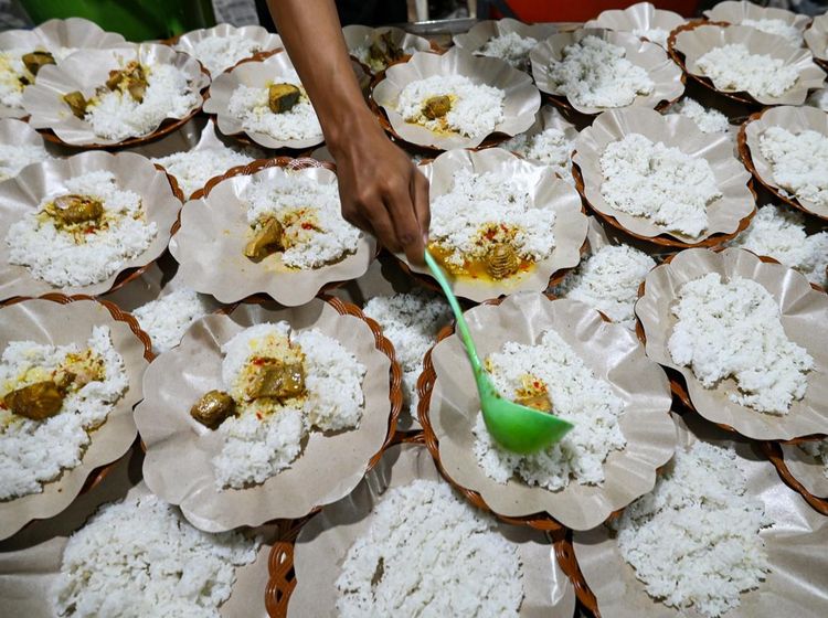 Ribuan Porsi Sahur Gratis Dibagikan di Palu Setiap Malam Ramadan