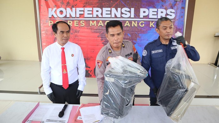 Polres Magelang Kota berhasil mengungkap dua pelaku judi online (judol) di salah satu warnet. Salah satu pelaku ialah kakek berusia 74 tahun.