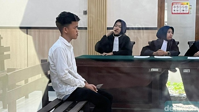 Risky menjalani sidang tuntutan di PN Mojokerto