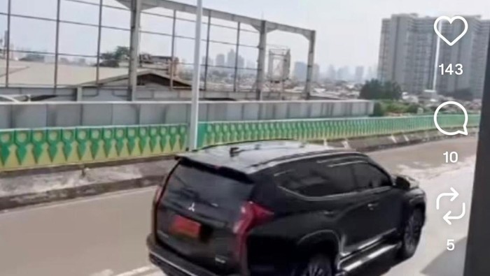 Rombongan mobil berpelat TNI melintas di jalur langit Transjakarta. (Tangkapan video viral)