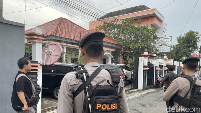 Rombongan petugas KPK menggeledah kediaman eks Pj Sekda Pati Riyoso, Jumat (27/2/2026). Tampak petugas kepolisian berjaga di sekitar lokasi.