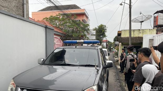 Rombongan petugas KPK menggeledah kediaman eks Pj Sekda Pati Riyoso, Jumat (27/2/2026). Rombongan petugas KPK menggeledah kediaman eks Pj Sekda Pati Riyoso, Jumat (27/2/2026). Tampak petugas kepolisian berjaga di sekitar lokasi.