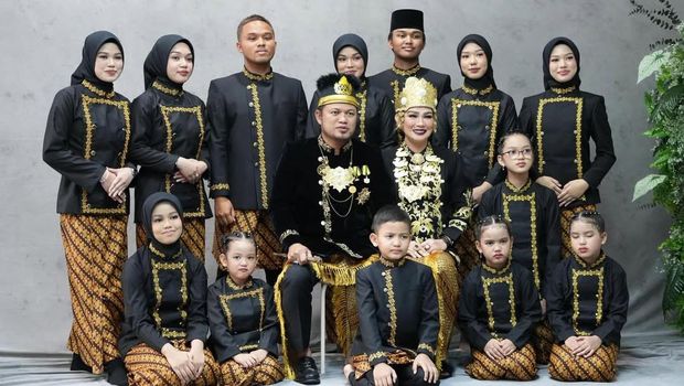 Rudy Mas'ud bersama istri, Sarifah Suraidah dan 13 anak mereka.