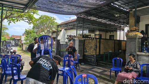 Suasana rumah duka mahasiswa Unud yang meninggal di bawah jembatan di Kabupaten Buleleng, Bali, Jumat (27/2/2026).