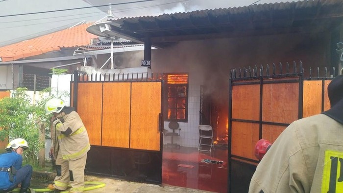 Rumah tinggal di Duren Sawit, Jakarta Timur (Jaktim) kebakaran karena diduga dipicu gas bocor. Satu orang alami luka bakar akibat kebakaran tersebut. (dok Istimewa)