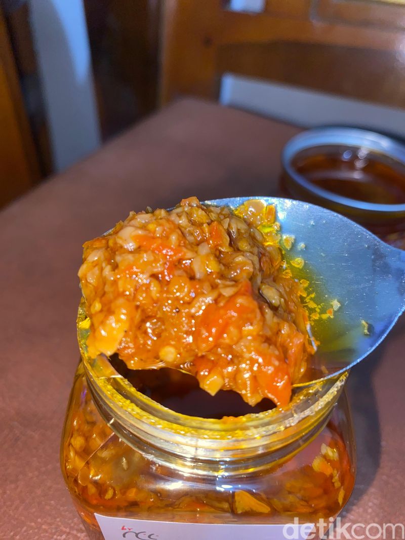 Sambal Bawang Sambal Bawang kemasan dari 3 merek berbeda