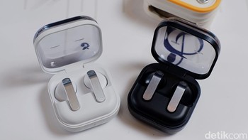 Ini Galaxy Buds4 hadir dalam varian warna hitam dan putih. Foto: Adi FR/detikINET