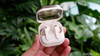 Seri Galaxy Buds4 menghadirkan desain Buds blade, yang dikembangkan menggunakan data dari ratusan juta telinga dan lebih dari 10.000 simulasi, dengan kepala earbud yang lebih kecil untuk pemasangan yang aman dan nyaman. Foto: Adi FR/detikINET