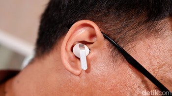 Buds4 Pro menggabungkan woofer yang lebih lebar dan sistem speaker dua arah, meningkatkan area speaker efektif hampir 20% dibandingkan generasi sebelumnya sambil tetap mempertahankan kenyamanan pemakaian. Bersama dengan tweeter, earbud ini menghasilkan suara fidelitas tinggi 24-bit/96kHz, mereproduksi secara akurat baik bass frekuensi rendah maupun treble frekuensi tinggi. Foto: Adi FR/detikINET