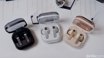 Galaxy Buds4 Pro hadir dalam warna White dan Black dengan sentuhan akhir matte. Selain itu tersedia warna Pink Gold eksklusif untuk pembelian online. Foto: Adi FR/detikINET