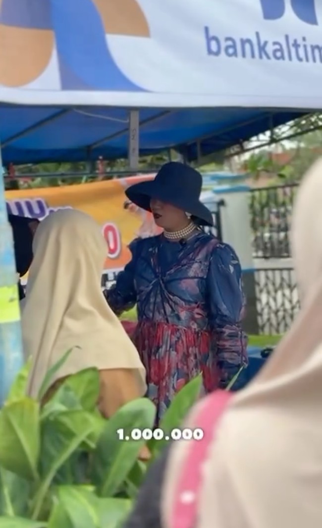 Video Sarifah Suraidah mendadak viral di media sosial. Gaya berbusanya justru berhasil bikin banyak netizen salfok. Foto: Instagram/@syarifahsuraidahharum