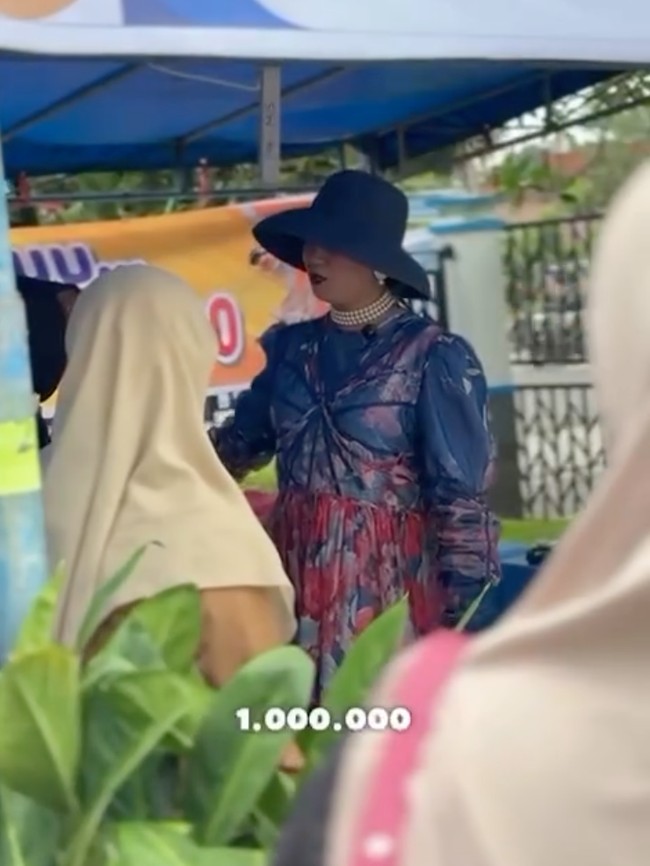 Gaya Istri Gubernur Kaltim Viral Usai Mobil Dinas Rp 8,5 M Suaminya Disorot