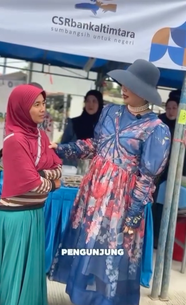 Seperti saat berkunjung ke Bazar Ramadhan TP PKK provinsi Kalimantan Timur, Sarifah memilih tampil bak noni Belanda mengenakan dress bermotif yang didominasi warna biru navy, merah, dan ungu. Melengkapi penampilannya, Sarifah juga mengenakan topi lebar warna senada serta perhiasan berukuran cukup besar. Foto: Instagram/@syarifahsuraidahharum