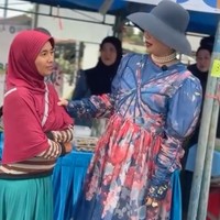 Seperti saat berkunjung ke Bazar Ramadhan TP PKK provinsi Kalimantan Timur, Sarifah memilih tampil bak noni Belanda mengenakan dress bermotif yang didominasi warna biru navy, merah, dan ungu. Melengkapi penampilannya, Sarifah juga mengenakan topi lebar warna senada serta perhiasan berukuran cukup besar. Foto: Instagram/@syarifahsuraidahharum