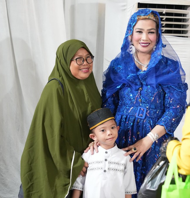 Melaui akun Instagram pribadinya yang memiliki lebih dari 9 ribu pengikut itu, Sarifah kerap membagikan aktivitasnya. Dalam foto satu ini Sarifah memilih tampil serba biru kenakan dress payet lengkap dengan kerudung. Foto: Instagram/@syarifahsuraidahharum