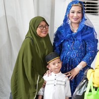Melaui akun Instagram pribadinya yang memiliki lebih dari 9 ribu pengikut itu, Sarifah kerap membagikan aktivitasnya. Dalam foto satu ini Sarifah memilih tampil serba biru kenakan dress payet lengkap dengan kerudung. Foto: Instagram/@syarifahsuraidahharum