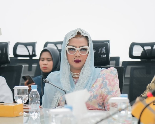 Tak hanya gaya berbusananya yang terlihat unik, Sarifah juga terlihat konsisten dengan riasan wajahnya yang selalu bold. Riasan glam look dipadukan dengan lipstik berwarna merah tua, memberikan kesan yang berani. Foto: Instagram/@syarifahsuraidahharum