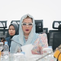 Tak hanya gaya berbusananya yang terlihat unik, Sarifah juga terlihat konsisten dengan riasan wajahnya yang selalu bold. Riasan glam look dipadukan dengan lipstik berwarna merah tua, memberikan kesan yang berani. Foto: Instagram/@syarifahsuraidahharum