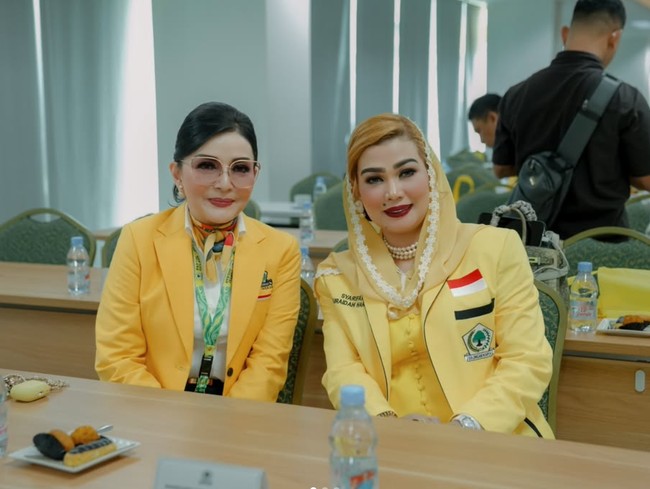 Kenakan blazer kuning Partai Golkar, begini gaya Sarifah. Blazer tersebut dipadukannya dengan inner senada serta kerudung yang juga berwarna kuning. Seperti biasa, penampilannya selalu totalitas dengan riasan wajah yang cukup tebal. Foto: Instagram/@syarifahsuraidahharum
