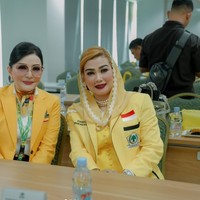 Kenakan blazer kuning Partai Golkar, begini gaya Sarifah. Blazer tersebut dipadukannya dengan inner senada serta kerudung yang juga berwarna kuning. Seperti biasa, penampilannya selalu totalitas dengan riasan wajah yang cukup tebal. Foto: Instagram/@syarifahsuraidahharum