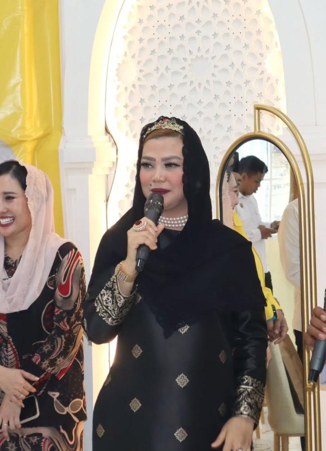 Di beberapa kesempatan Sarifah juga terlihat mengenakan beragam aksesori dengan ukuran cukup besar yang membuat gayanya terlihat makin nyentrik. Dalam foto Sarifah tampak mengenakan kalung mutiara 3 layer serta 2 buah cincin yang berukuran besar. Foto: Instagram/@syarifahsuraidahharum