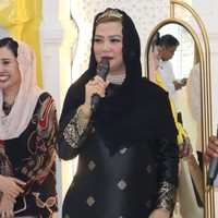Di beberapa kesempatan Sarifah juga terlihat mengenakan beragam aksesori dengan ukuran cukup besar yang membuat gayanya terlihat makin nyentrik. Dalam foto Sarifah tampak mengenakan kalung mutiara 3 layer serta 2 buah cincin yang berukuran besar. Foto: Instagram/@syarifahsuraidahharum