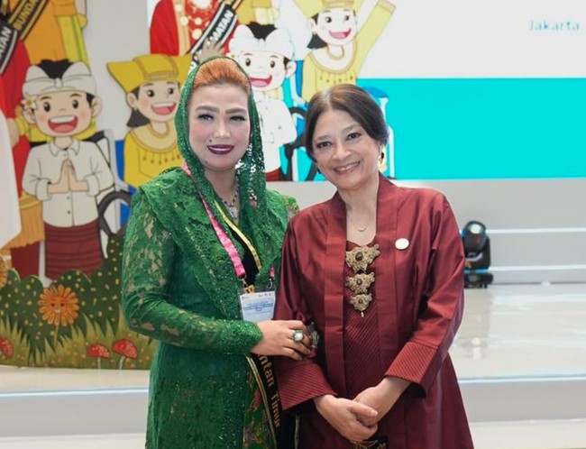 Rambut blonde Sarifah yang kerap terlihat dari balik kerudungnya juga membuat penampilannya makin stand out. Foto: Instagram/@syarifahsuraidahharum