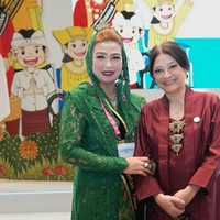 Rambut blonde Sarifah yang kerap terlihat dari balik kerudungnya juga membuat penampilannya makin stand out. Foto: Instagram/@syarifahsuraidahharum