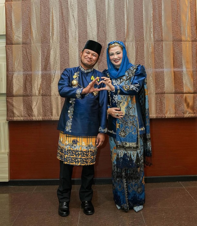 Sorotan terhadap gaya berbusana Sarifah muncul usai nama suaminya, Rudy Mas’ud, jadi perbincangan terkait anggaran pengadaan mobil dinas senilai Rp 8,5 miliar. Foto: Instagram/@syarifahsuraidahharum