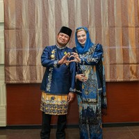 Sorotan terhadap gaya berbusana Sarifah muncul usai nama suaminya, Rudy Mas’ud, jadi perbincangan terkait anggaran pengadaan mobil dinas senilai Rp 8,5 miliar. Foto: Instagram/@syarifahsuraidahharum