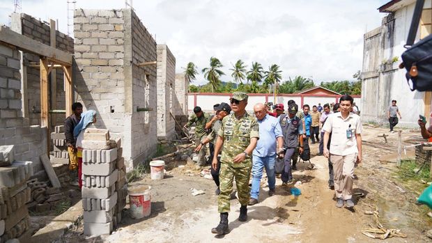 Satgas PRR meninjau penyelesaian hunian sementara (huntara) dan normalisasi sungai serta pembangunan sabodam di Tapanuli Tengah (Tapteng), Sumatera Utara. (dok Istimewa)