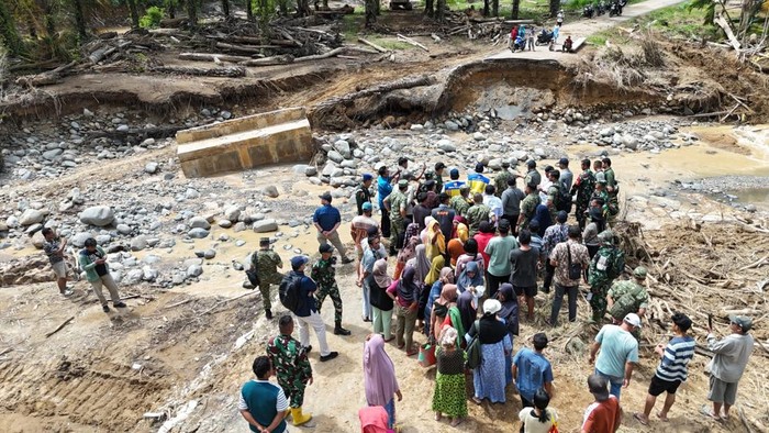 Satgas PRR meninjau penyelesaian hunian sementara (huntara) dan normalisasi sungai serta pembangunan sabodam di Tapanuli Tengah (Tapteng), Sumatera Utara. (dok Istimewa)