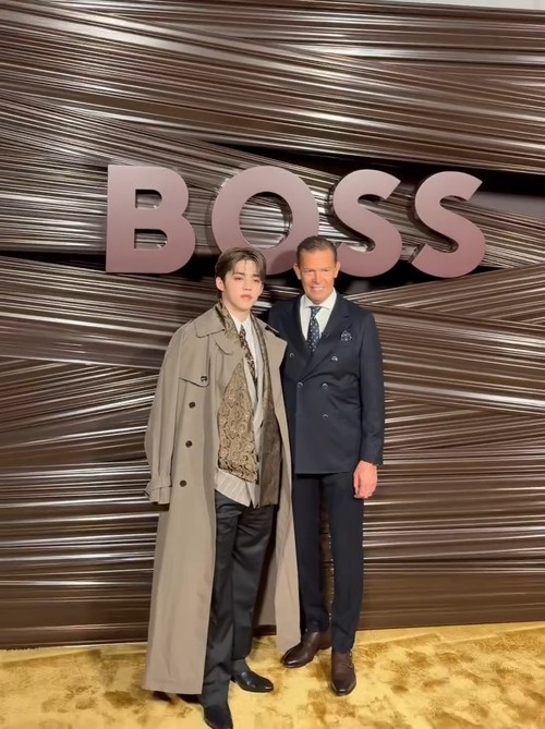 S.Coups SEVENTEEN menghadiri event Boss di Milan Fashion Week.