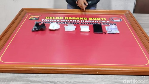 Sejumlah barang bukti yang berhasil diamakan polisi saat menggeledah MAS (21).