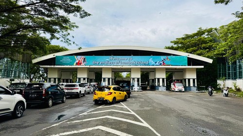 Sejumlah kendaraan roda empat tengah mengantri saat hendak memasuki Bandara Internasional Zainuddin Abdul Madjid, Lombok Tengah, Nusa Tenggara Barat (NTB). Foto: (Angkasa Pura Cabang Lombok)