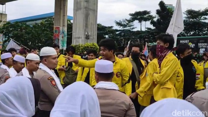 **UI Tegaskan: Mahasiswa UI Tidak Terlibat dalam Aksi Demo Viral Menentang Polisi**
